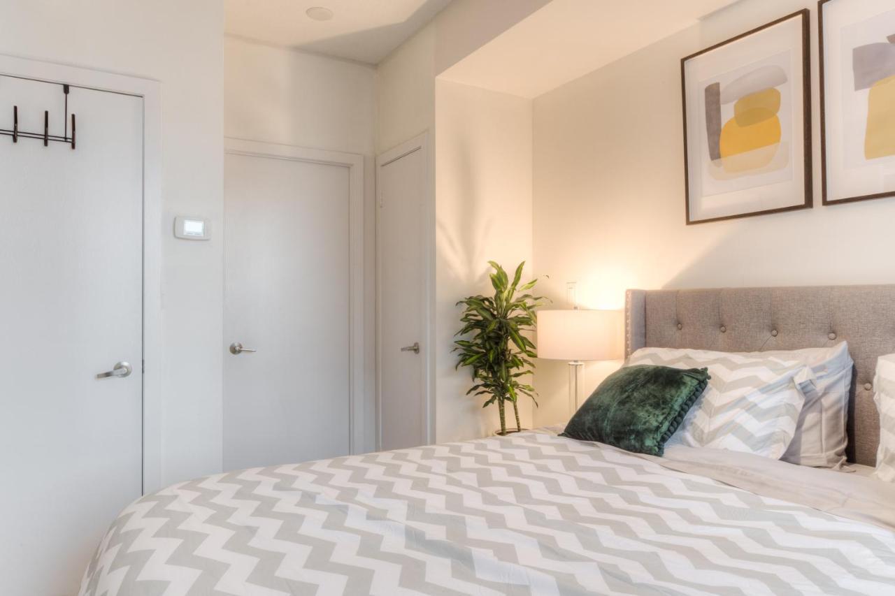 تورونتو Stylish Newly Furnished Condo With Beautiful Lake View المظهر الخارجي الصورة